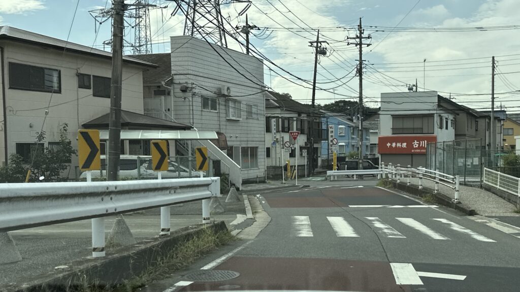 船橋市 のペーパードライバー講習 狭い道のカーブの様子