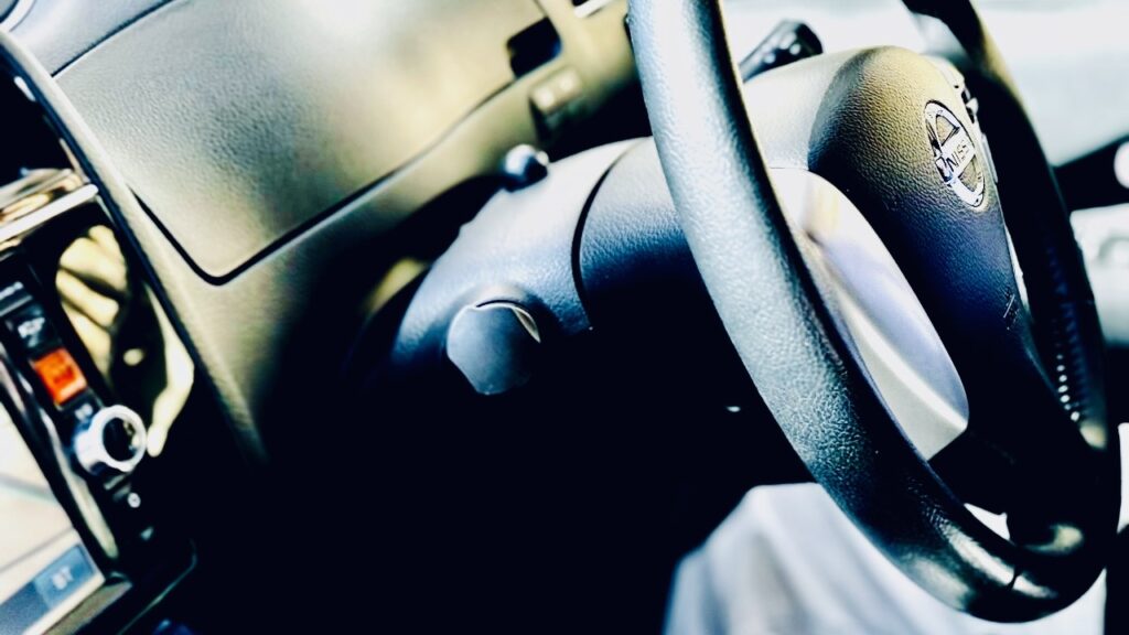 運転席座席シート調整、ミラー調整、レバーやスイッチ類の操作をスムーズに出来ると安全運転の第一歩！