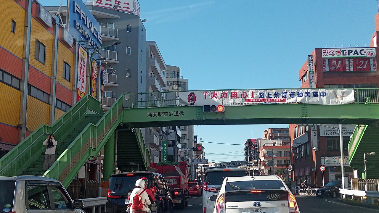 浦安駅付近の車通りの多い道路