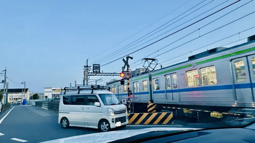 踏切の手前では必ず一時停止