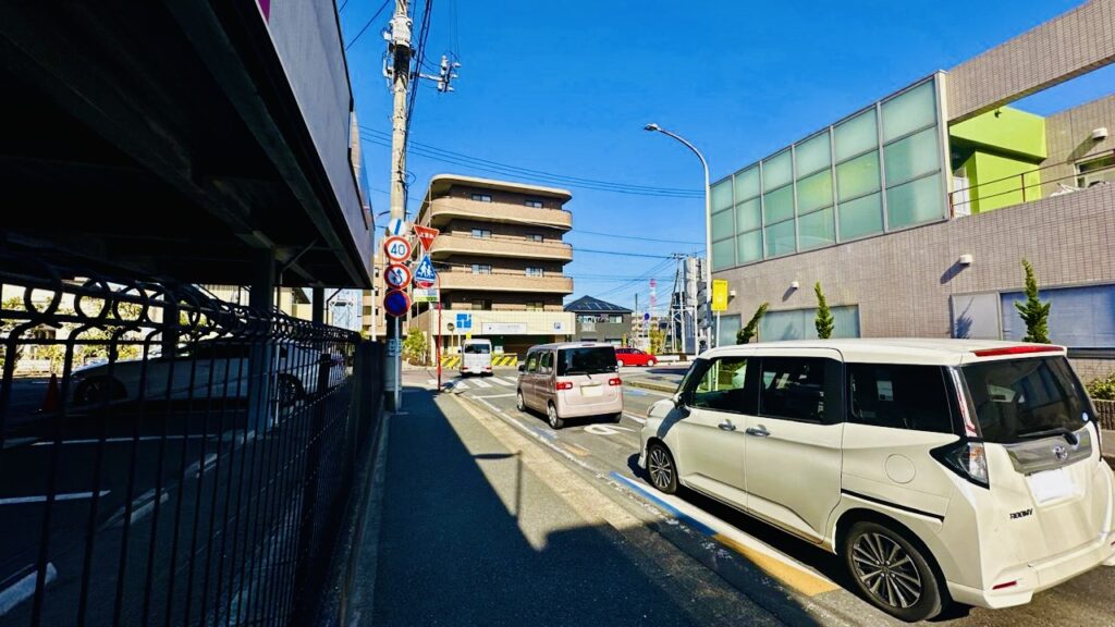 塚田駅西口側の駅前メインストリート渋滞中