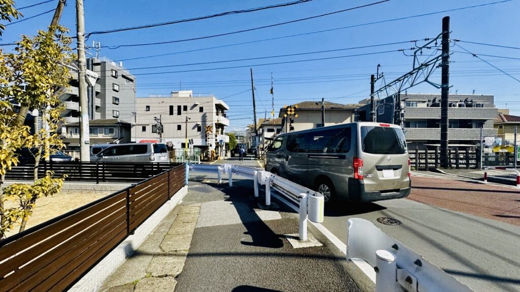 塚田駅北側のT字路先の左カーブ（踏切前）