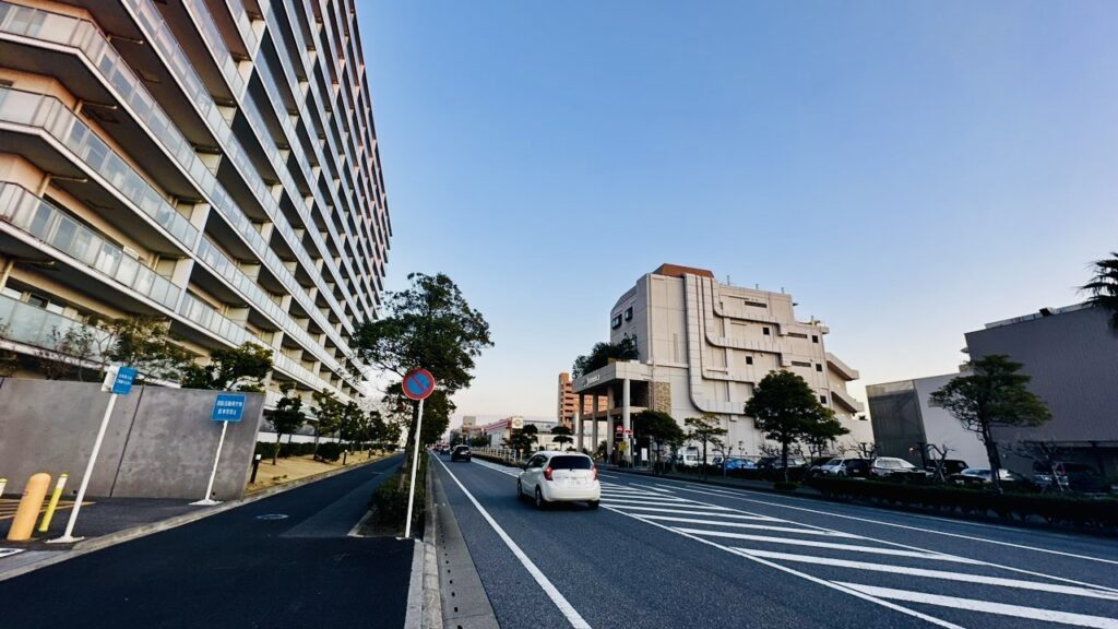 中央区の県立図書館付近の狭路走行中